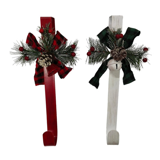 Colgador de corona navideña con decoración