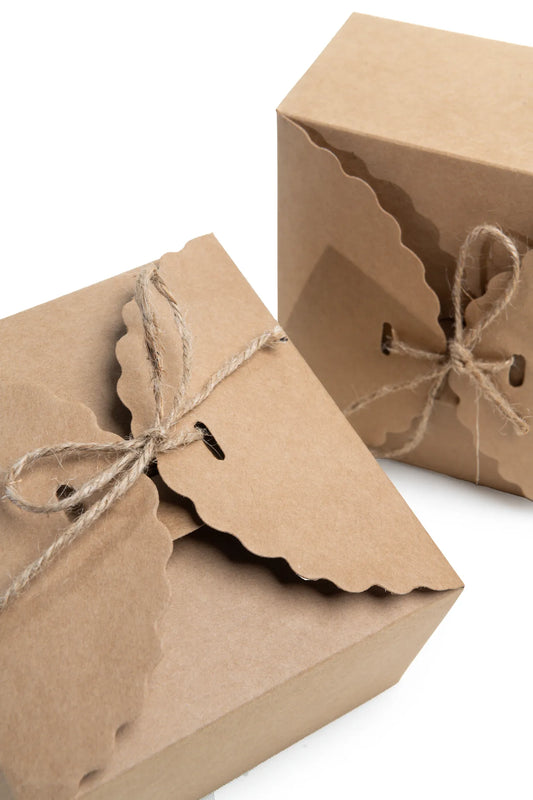 Caja de Papel Kraft Café con Cordón – 12 cm x 12 cm x 6 cm (Paquete de 12 unidades)