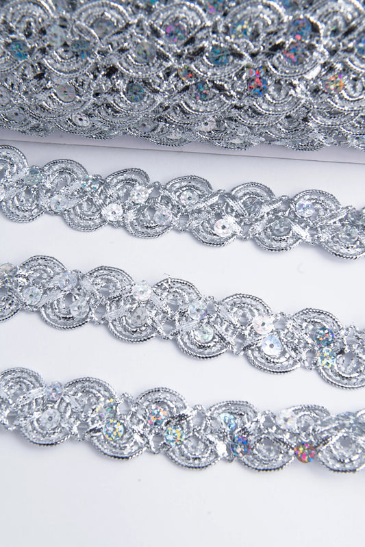 Galón Metálico Plateado Holográfico 1.5 cm Ancho – Rollo 27 m