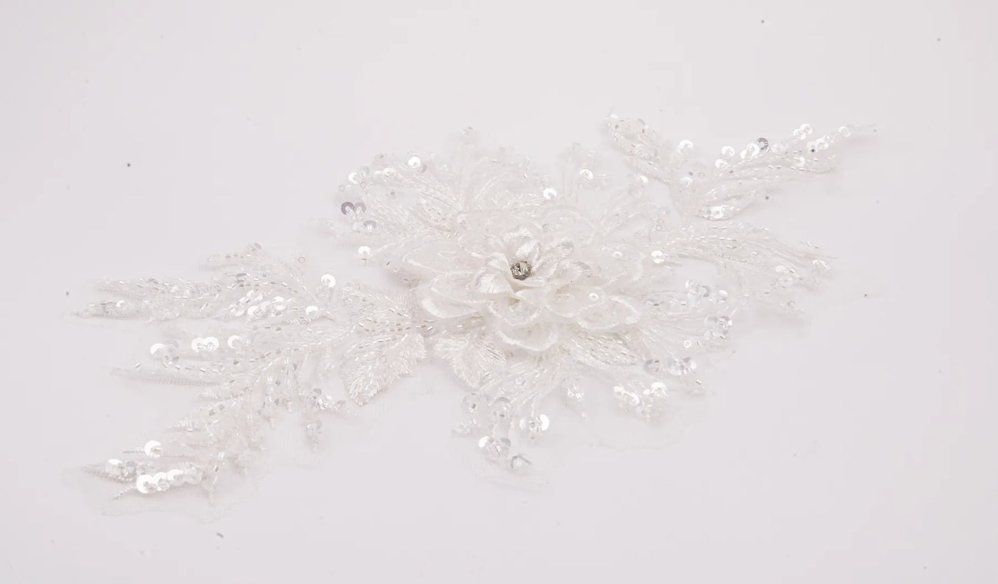 Aplicación Bordada 3D de Flor con Chaquira y Lentejuela – 32 × 17 cm | Pieza