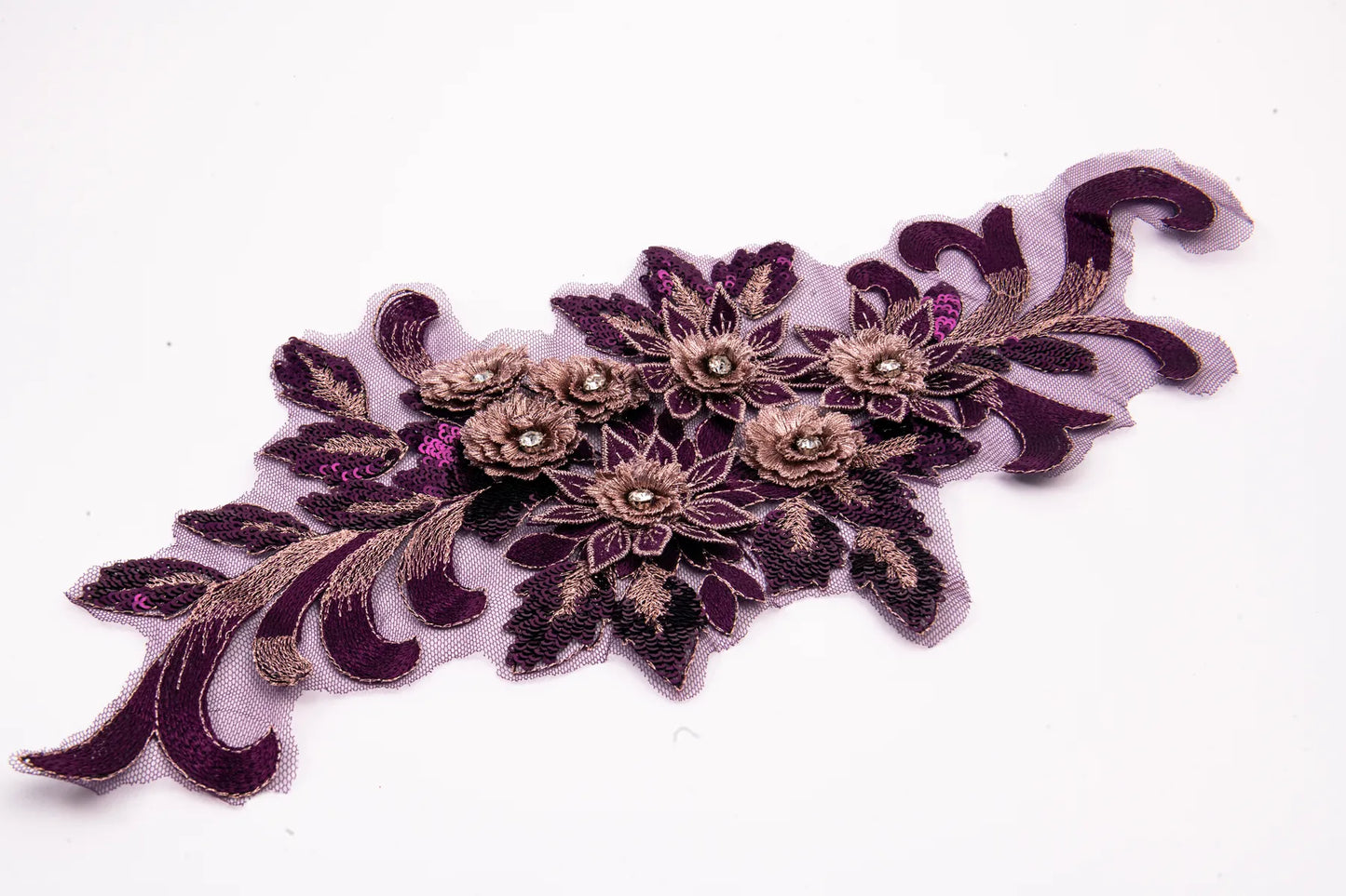 Aplicación Bordada 3D de Flor con Piedra y Lentejuela – 38 × 18 cm | Pieza