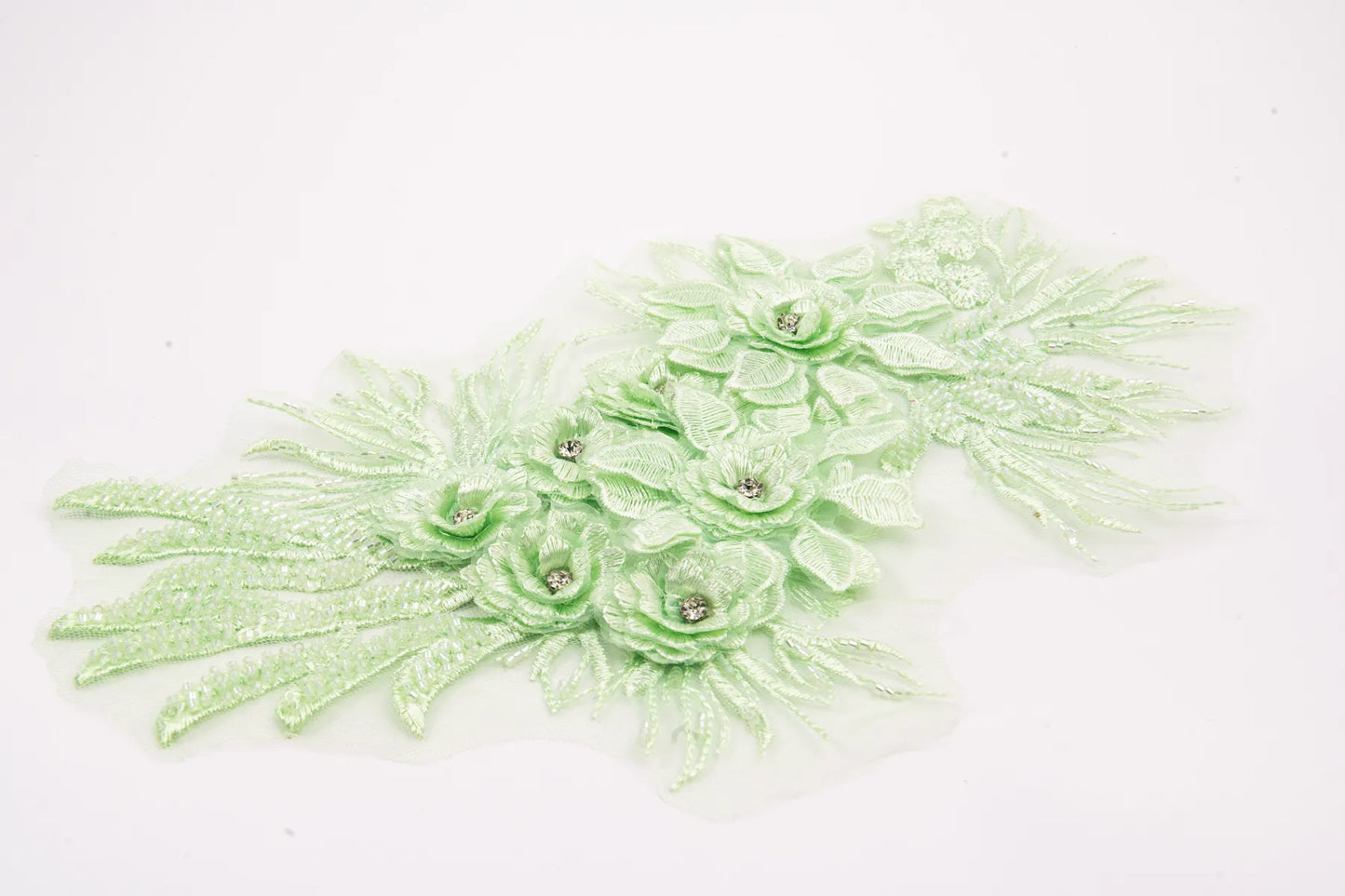 Aplicación Bordada 3D de Flor con Piedra, Chaquira y Lentejuela – 33 × 18 cm | Pieza