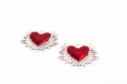 Dije Corazón Sagrado Plateado con Rayos y Centro Rojo | Ideal para Joyería Simbólica y Accesorios