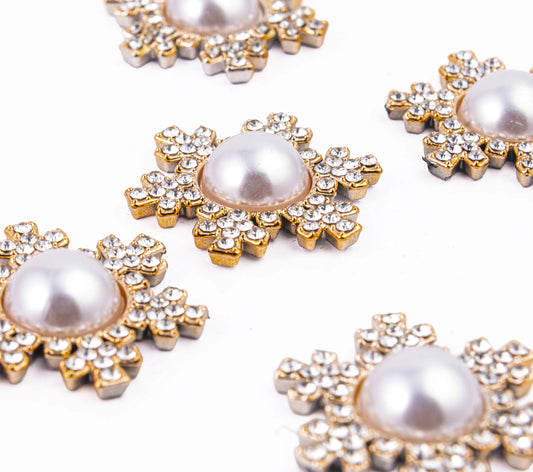 Herraje Decorativo Copo de Nieve Dorado con Perla Central y Cristales 5 Piezas – Aplicación Metálica Elegante para Prendas