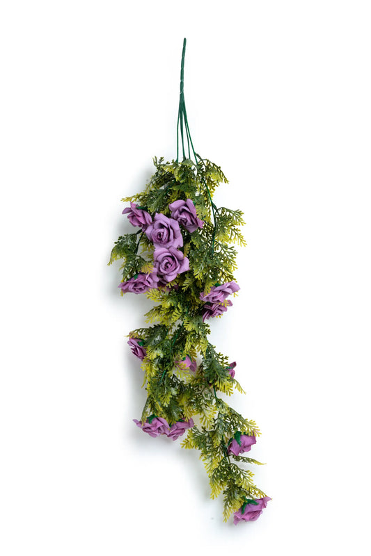 Guirnaldas colgantes artificiales con rosas color lila decorando una estructura con cortinas blancas para boda al aire libre, ideales para eventos, recepciones y montajes florales elegantes.