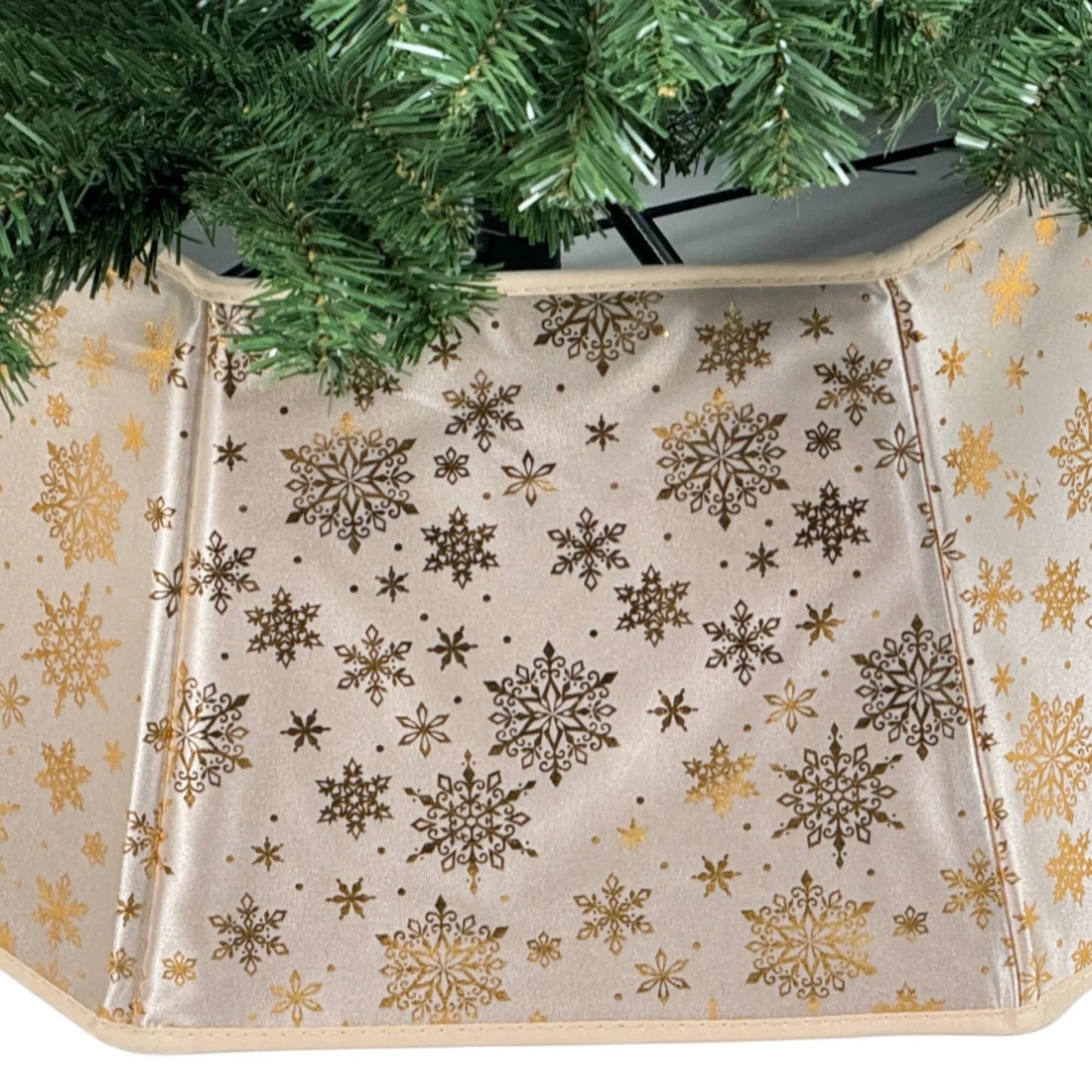 Base de árbol con copos dorados