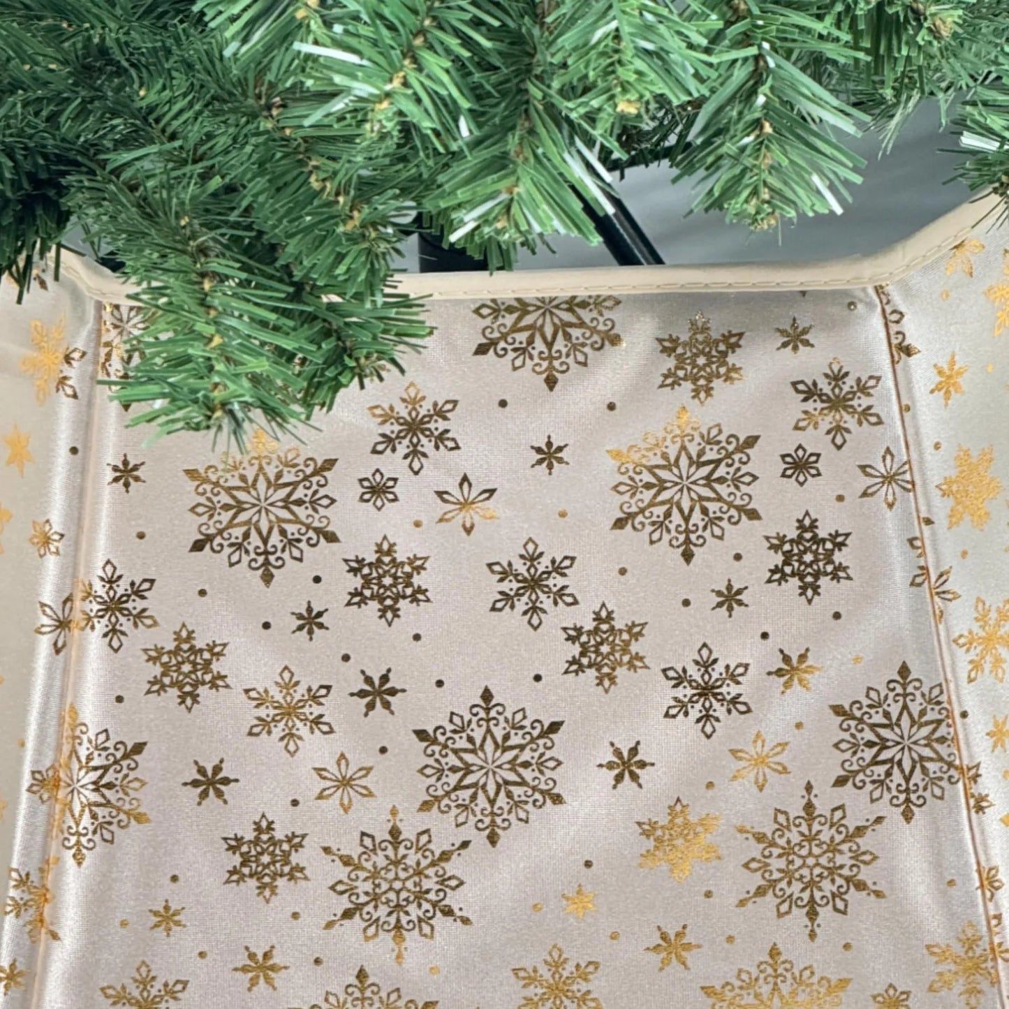 Base de árbol con copos dorados