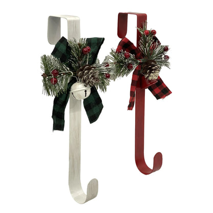Colgador de corona navideña con decoración