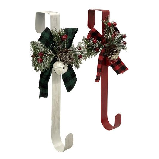Colgador de corona navideña con decoración