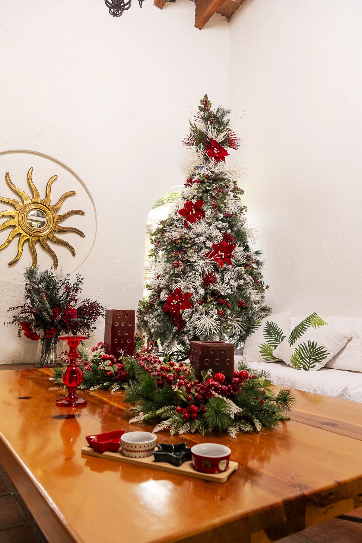 Árbol de Navidad Nevado con Piñas – 270 cm