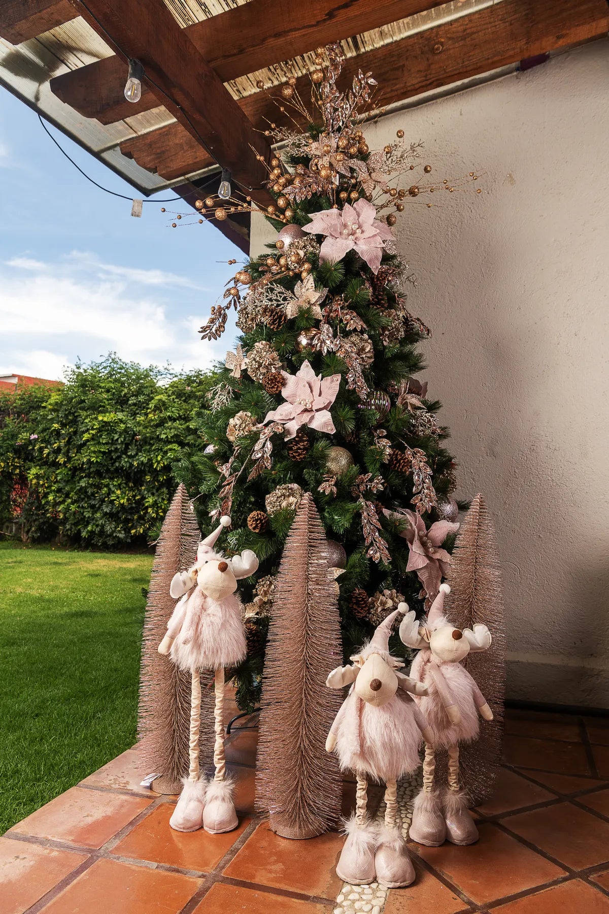 Árbol de Navidad con Piñas – 240 cm