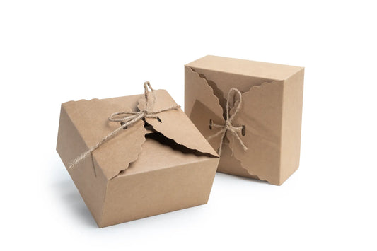 Caja de Papel Kraft Café con Cordón – 12 cm x 12 cm x 6 cm (Paquete de 12 unidades)