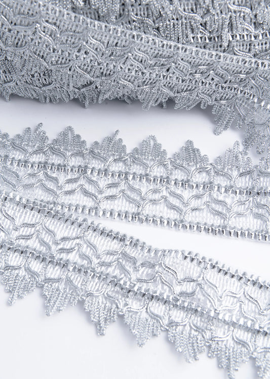 Galón Metálico Plateado con Textura Decorativa – Rollo de 18 Metros
