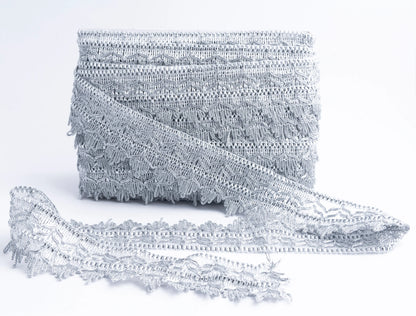 Galón Metálico Plateado con Textura Decorativa – Rollo de 18 Metros