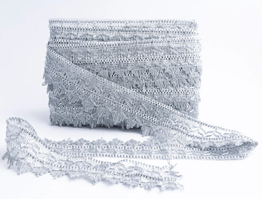 Galón Metálico Plateado con Textura Decorativa – Rollo de 18 Metros
