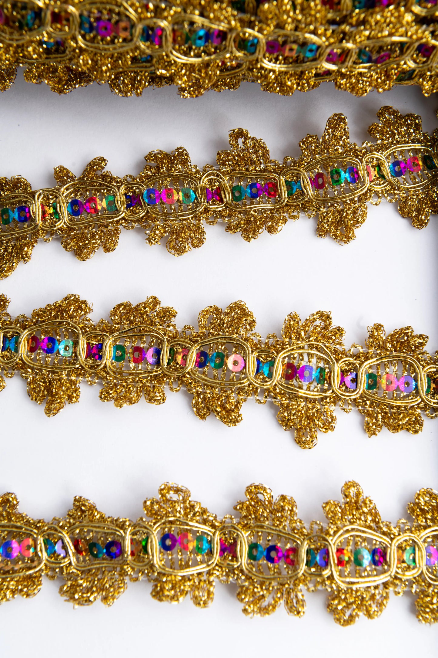 Galón Metalizado Dorado con Lentejuela Multicolor 27 mm Ancho – Rollo de 27 m