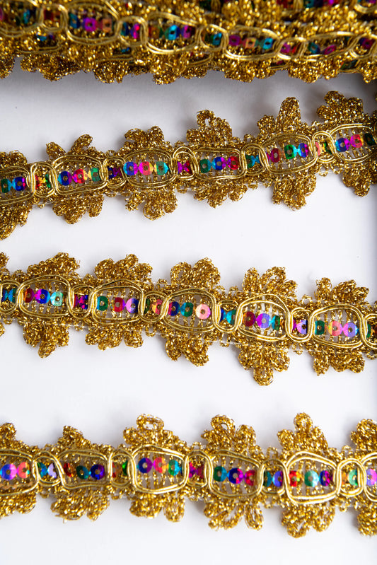 Galón Metalizado Dorado con Lentejuela Multicolor 27 mm Ancho – Rollo de 27 m