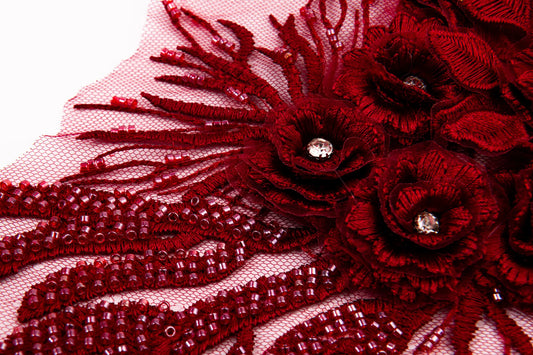 Aplicación Bordada 3D de Flor con Piedra, Chaquira y Lentejuela – 33 × 18 cm | Pieza