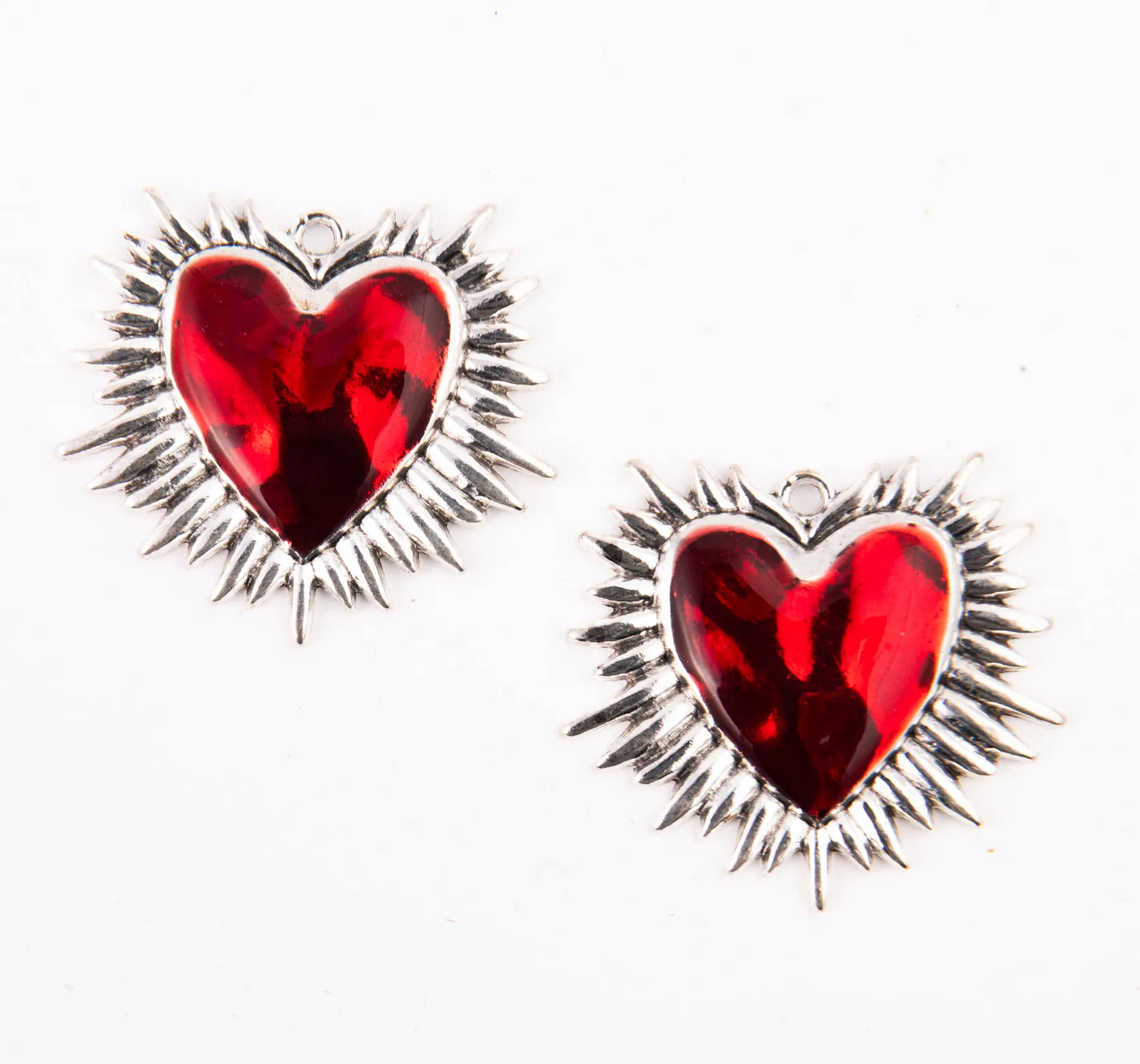 Dije Corazón Sagrado Plateado con Rayos y Centro Rojo | Ideal para Joyería Simbólica y Accesorios