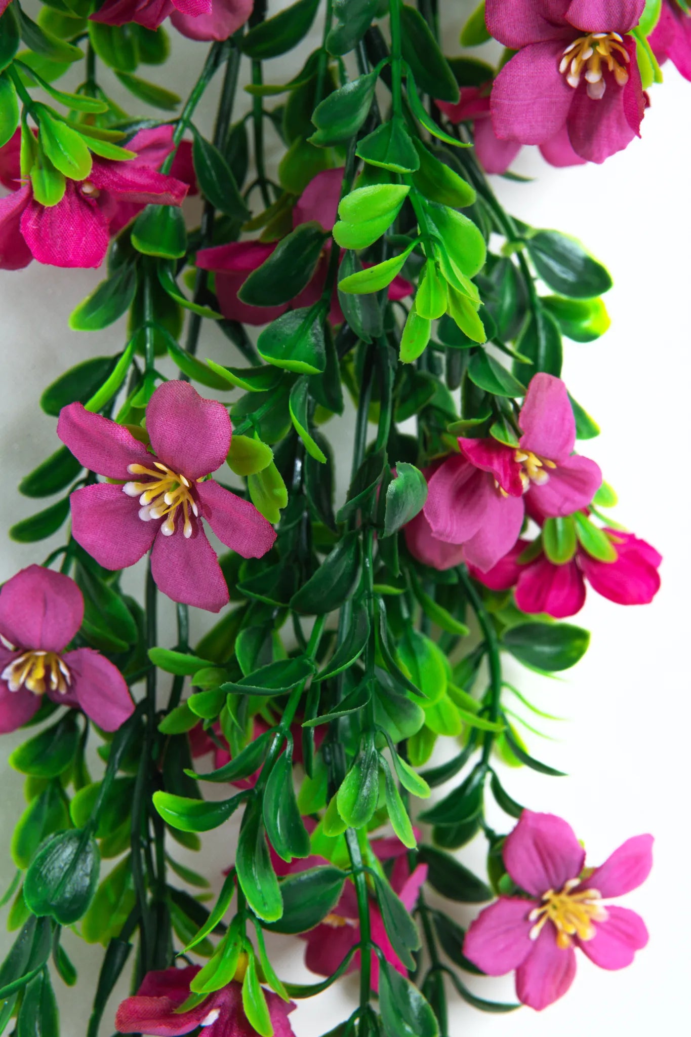 Detalle follaje Gardenia artificial de 75 cm color fucsia con hojas verdes, ideal para decorar bodas, eventos, arreglos florales, paredes verdes y espacios interiores.