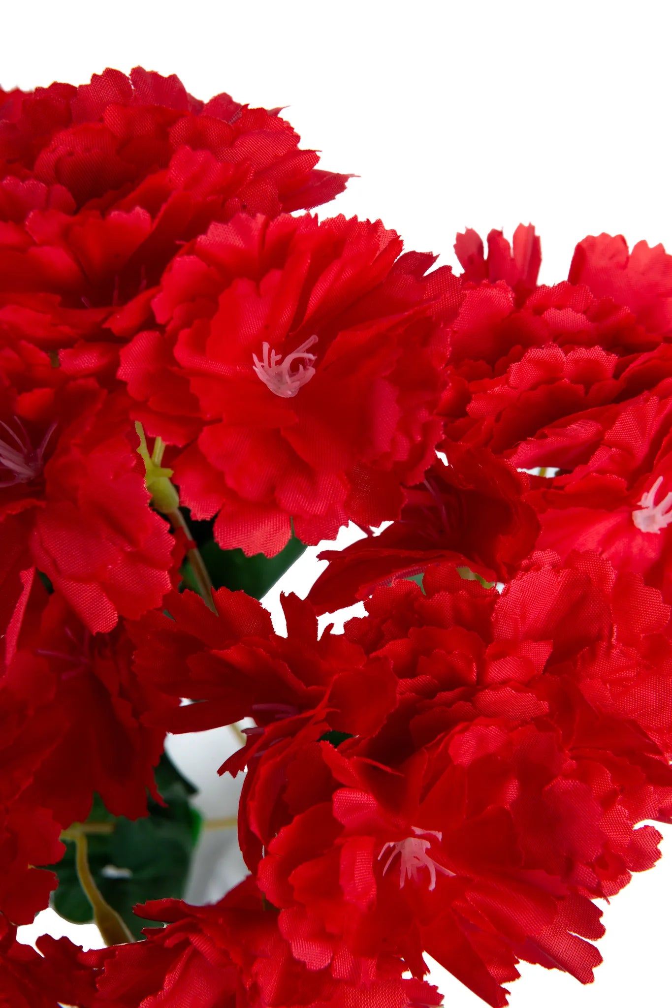 Detalle ramo artificial de claveles rojos con follaje verde de aspecto realista, ideal para arreglos florales, decoración del hogar, centros de mesa y eventos.