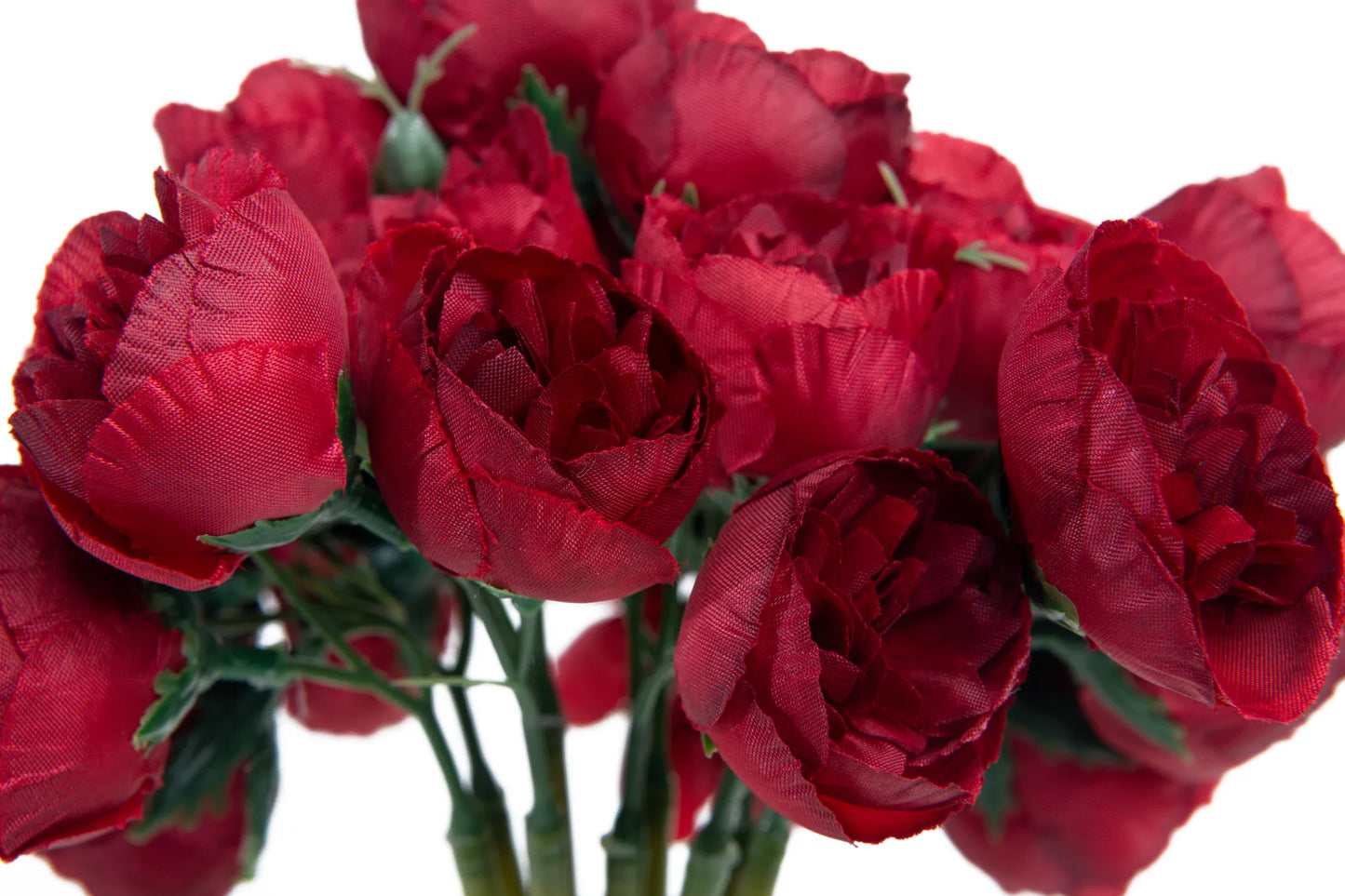 Detalle ramo artificial de ranúnculos color vino con follaje verde en florero de vidrio, ideal para arreglos florales, decoración del hogar, centros de mesa y eventos elegantes.