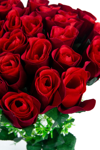 Ramo artificial de rosas rojas con follaje verde y pequeñas flores blancas de relleno, ideal para arreglos florales, decoración del hogar, eventos y regalos.