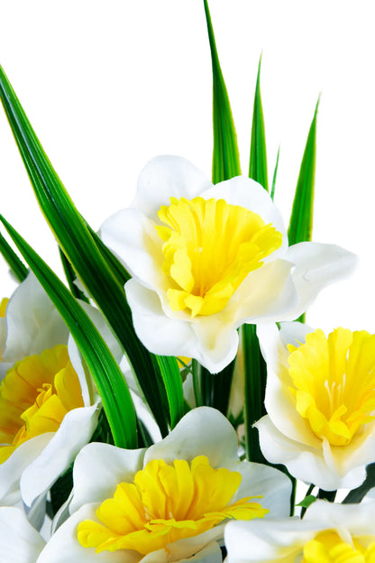 Detalle ramo de narcisos artificiales de 5 varas color blanco con centro amarillo y hojas verdes, ideal para arreglos florales, decoración del hogar, centros de mesa y eventos.