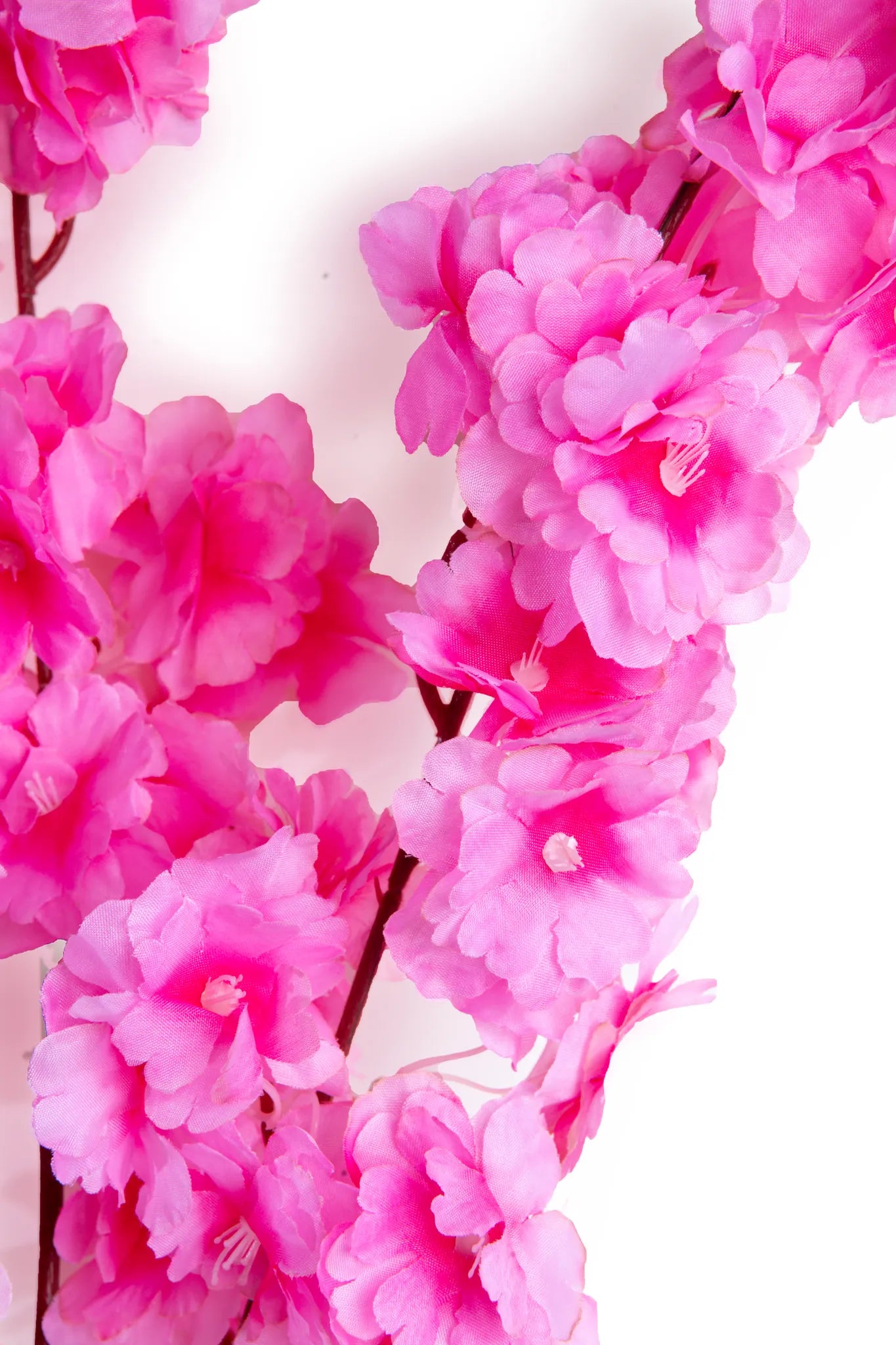 Vara de cerezo artificial color rosa fucsia con flores de apariencia realista sobre tallo café, ideal para arreglos florales, centros de mesa, decoración del hogar, escaparates y eventos.