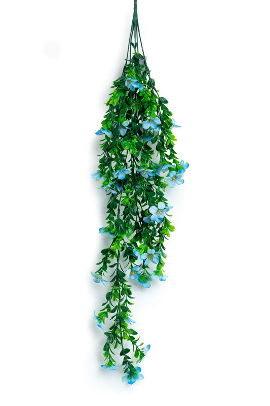 Guirnalda colgante artificial con follaje verde y flores color azul claro, ideal para decorar bodas, baby showers, eventos, arcos florales y espacios interiores.
