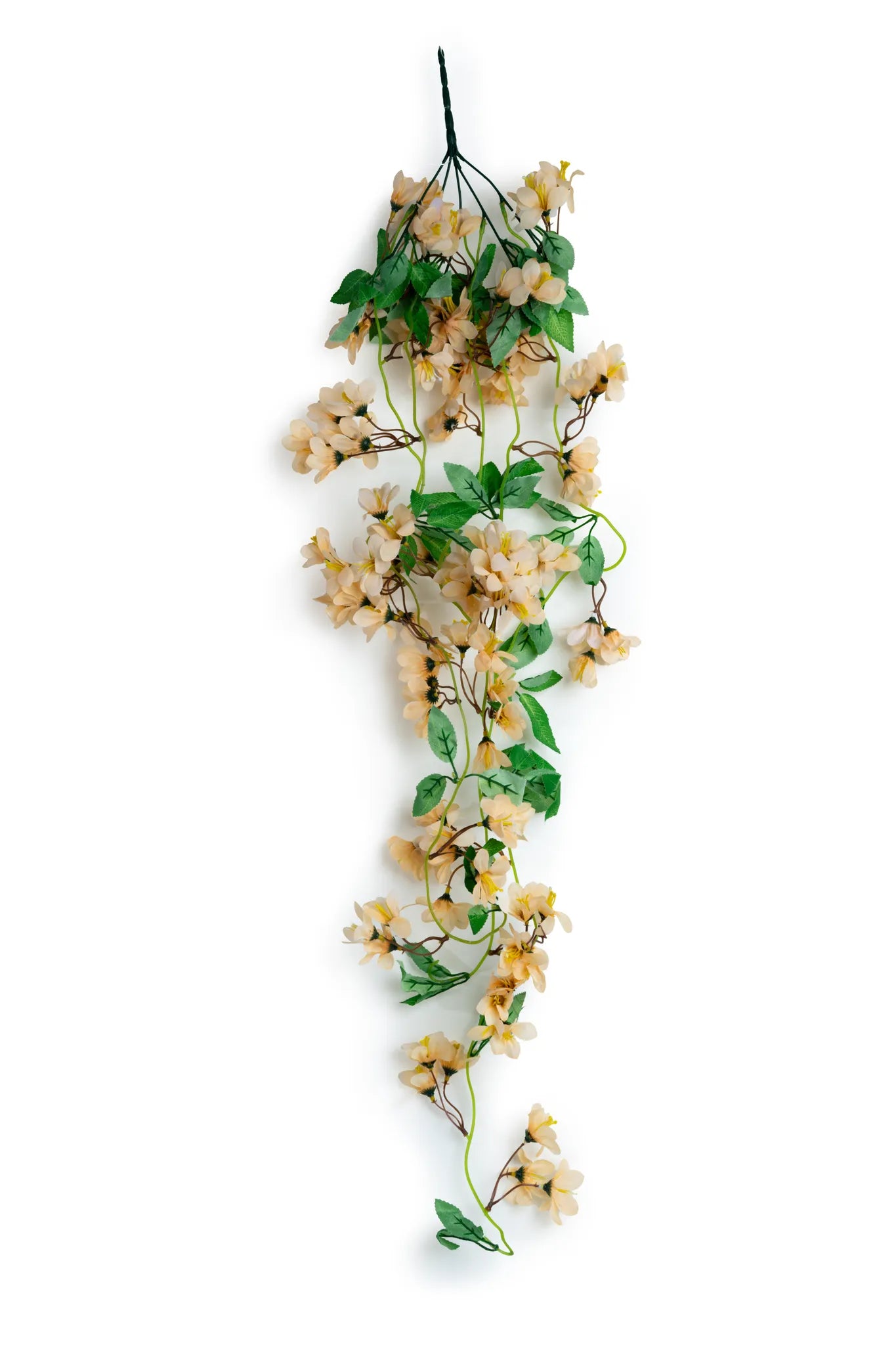 Guirnalda colgante artificial de flores color crema con follaje verde, ideal para decorar bodas, eventos, arcos florales, paredes y espacios interiores.
