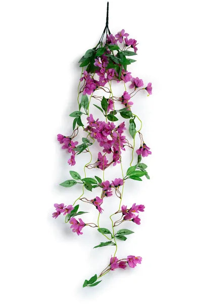 Guirnaldas colgantes artificiales de flores moradas decorando un arco de boda con telas blancas, ideales para ceremonias al aire libre, eventos y decoración floral elegante.
