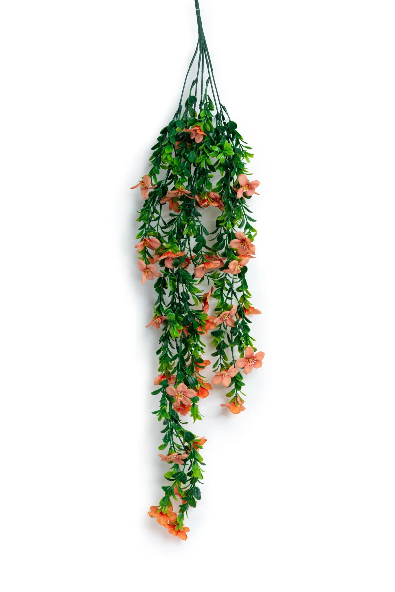 Guirnaldas colgantes artificiales con flores color rosa claro decorando un arco para ceremonia de boda al aire libre, ideales para eventos, recepciones y montajes florales elegantes.
