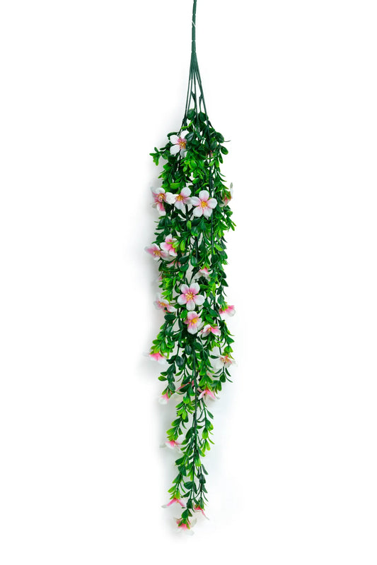Guirnalda colgante artificial con follaje verde y flores color rosa claro, ideal para decorar bodas, eventos, arcos florales, techos y espacios interiores.