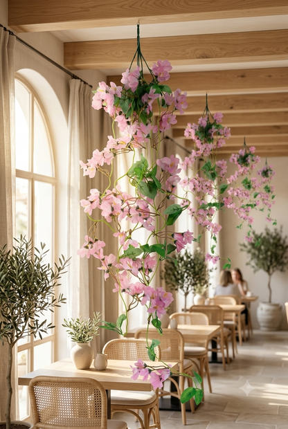 Guirnaldas colgantes artificiales de flores color rosa decorando el techo de un espacio interior, ideales para eventos, restaurantes, bodas y ambientaciones elegantes.