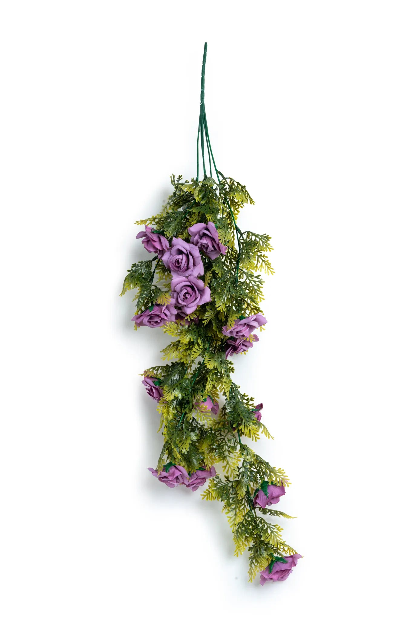 Guirnaldas colgantes artificiales con rosas color lila decorando una estructura con cortinas blancas para boda al aire libre, ideales para eventos, recepciones y montajes florales elegantes.
