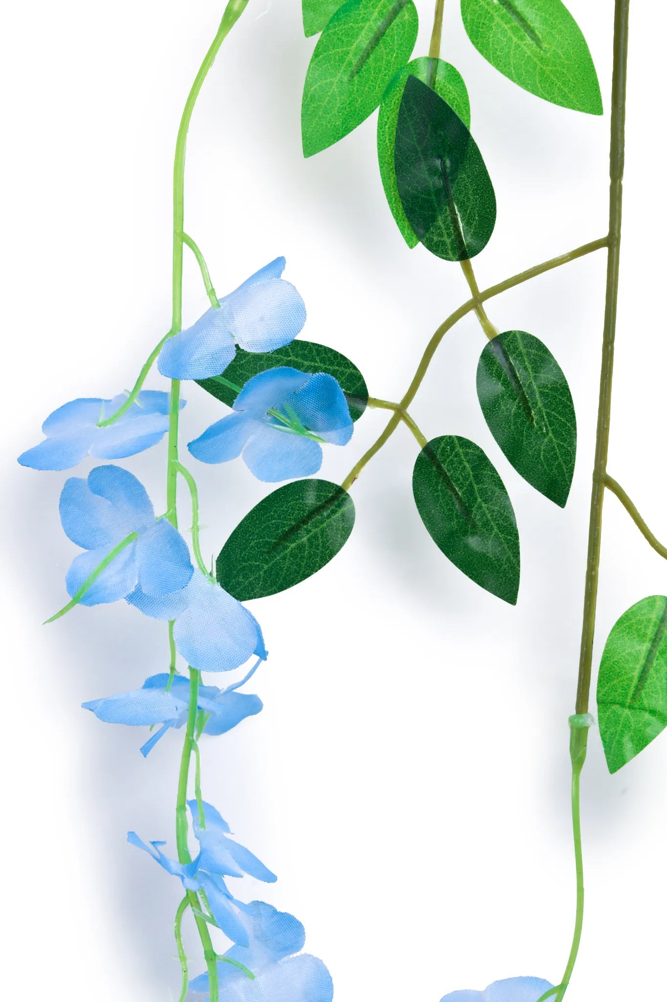 Detalle guirnalda colgante artificial de wisteria azul con hojas verdes y flores en cascada, ideal para decorar bodas, eventos, pérgolas, arcos florales y espacios interiores.