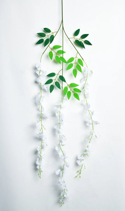 Guirnalda colgante artificial de wisteria blanca con hojas verdes y flores en cascada, ideal para decorar bodas, eventos, pérgolas, arcos florales, muros verdes y espacios interiores.