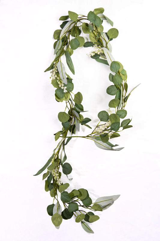 Guirnalda decorativa artificial de hojas verdes de 180 cm con follaje tipo eucalipto y pequeños detalles blancos, ideal para decoración de eventos, bodas, puertas y paredes.