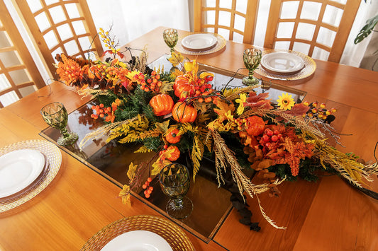 Centro de mesa decorado con picks artificiales de girasol, frutos otoñales, calabazas y follaje en tonos cálidos para decoración de otoño.