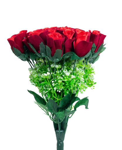 Ramo artificial de rosas rojas con follaje verde y pequeñas flores blancas de relleno, ideal para arreglos florales, decoración del hogar, eventos y regalos.