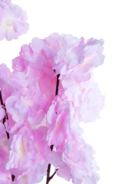 Detalle vara de cerezo artificial color rosa con flores de apariencia realista sobre tallo café, ideal para arreglos florales, centros de mesa, decoración del hogar, escaparates y eventos.