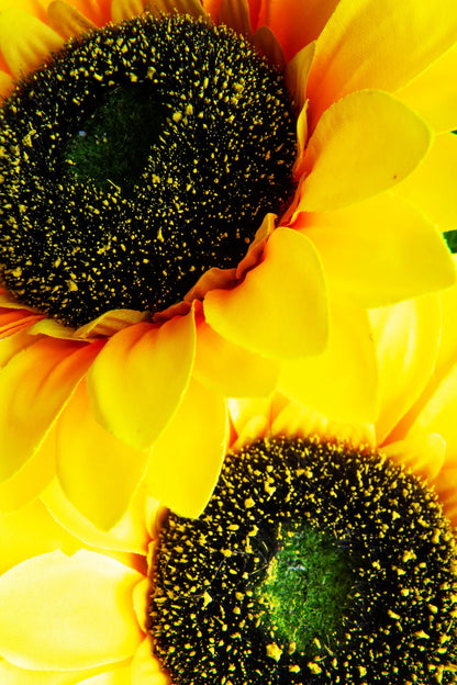 Detalle vara de girasoles artificiales con tres flores amarillas de apariencia realista y hojas verdes, ideal para arreglos florales, centros de mesa, decoración del hogar y eventos.